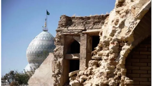 دستور تخریب ۶۰ پلاک از بافت تاریخی شیراز صادر شده و پس از داده شدن دستور تخلیه به ساکنان، تهدید شده اند ادامه اسکان در خانه هایشان، مانع تخریب را نخواهد شد.