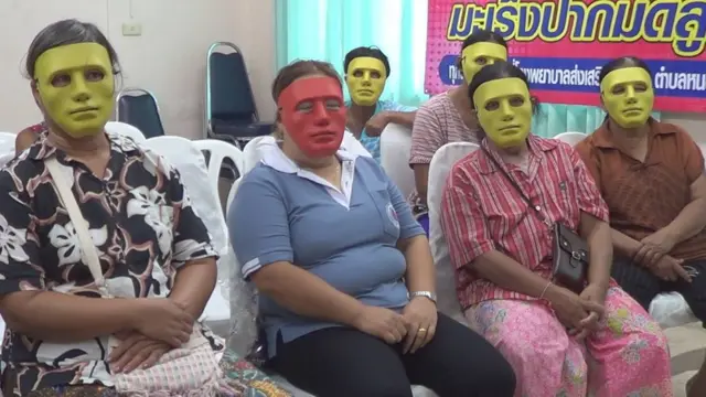 สตรีในพื้นที่ อบต.สระแก้ว อ.เมือง จ.กำแพงเพชร สวมหน้ากากระหว่างรอรับการตรวจคัดกรองมะเร็งเมื่อวันที่ 4 พ.ค.