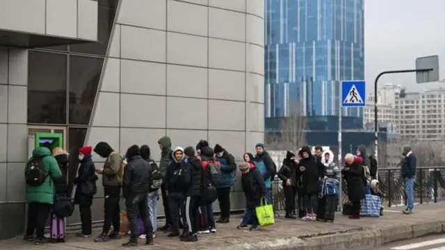 Ndị mmadụ kwụ n'ahịrị akwado ịpụ Kyiv