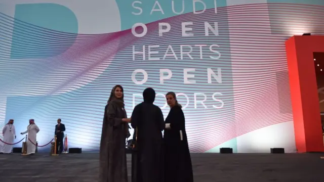 Des participantes assistent au lancement du nouveau visa touristique à Ad Diriyah, un site du patrimoine classé à l'Unesco, en dehors de Riyad.