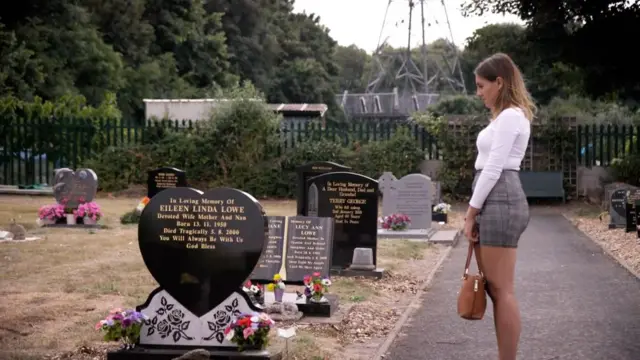 تسنیم اپنی والدہ کی قبر پر