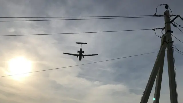 Самолет садится над деревней Перепечино