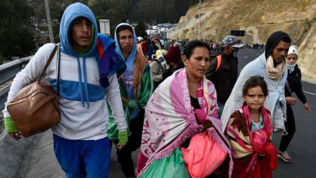 Migrantes venezolanos caminando por la carretera Panamericana.