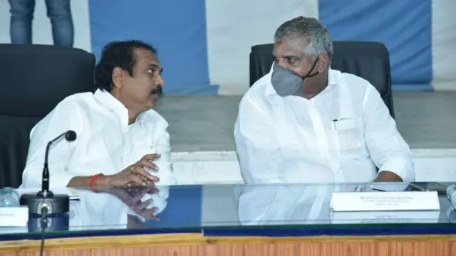 బొత్స సత్యనారాయణ(కుడివైపు)