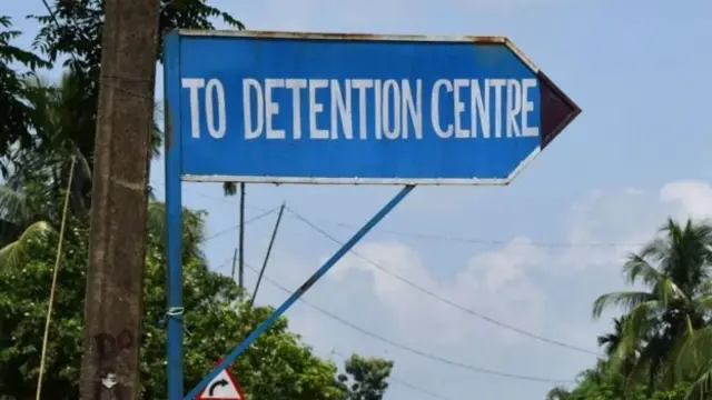 தடுப்பு முகாமுக்கு செல்லும் வழியை காட்டும் பலகை