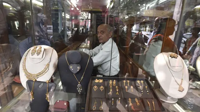 મુંબઈ સહિત દેશના લાખો જ્વેલર્સે સરકારના હૉલમાર્કના નિર્ણયને ઉતાવળિયો ગણાવ્યો છે.