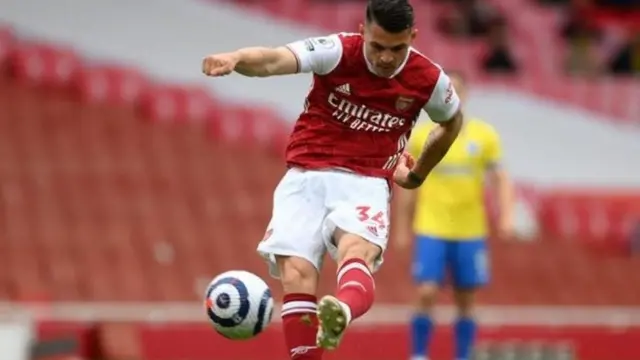 Arsenal have rejected Roma's 15m euros (£12.9m) bid for Swiss midfielder Granit Xhaka.