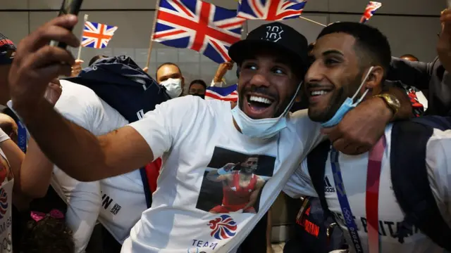 جلال یافعی (راست) و برادرش کال