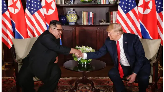 په دویم ځل د کیم جونګ اون پر خوله موسکا لیدل کېده، خو ټرمپ اندېښمن ښکارېده. دا ځل یې ټینګ لاس ورکړ.