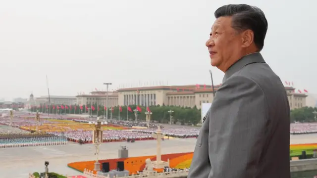 习近平在庆祝中共建党一百周年大会上从天安门城楼眺望广场(新华社图片1/7/2021)
