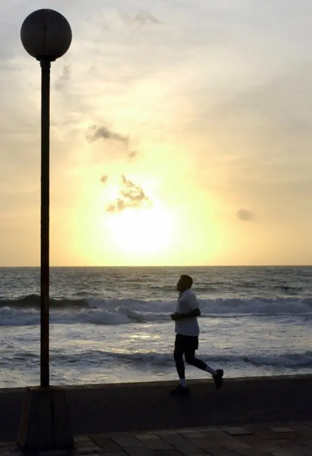 උද්‍යානයකදී (පාක්) ව්‍යායාම සඳහා ඔබ අසලින් දිව යන්නෙක් දැඩිව හුස්ම පිට කළත් ඔවුන් ඔබ පසු කර යන්නේ ඉතාමත් සීමිත කාලයකදීය