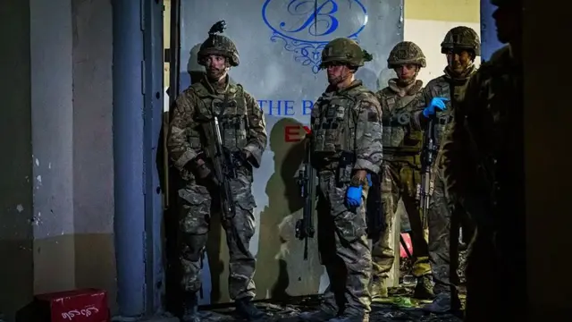 ပေါက်ကွဲမှုဖြစ်ဖြစ်ပြီးချင်းမှာပဲ ဘာရွန်ဟိုတယ်အနီး လုံခြုံရေးဖြန့်ကြက်နေတဲ့ ဗြိတိသျှစစ်သားတွေ