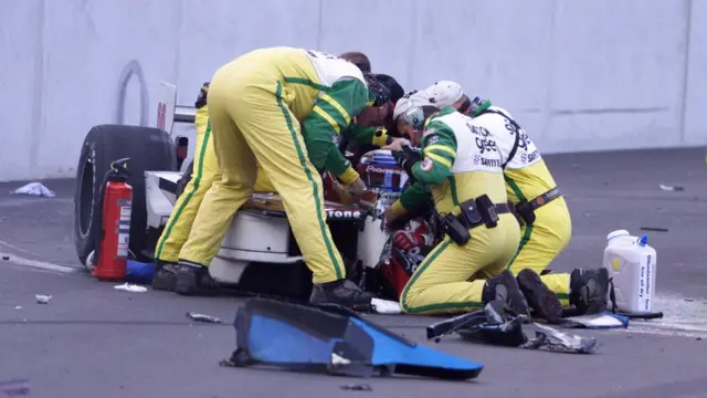Paramédicos atienden a Zanardi en 2001.
