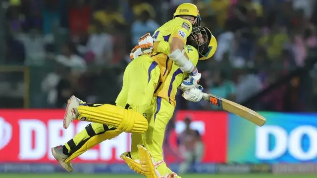 அம்பயருடன் வாக்குவாதம்: தோனி செய்தது சரியா?