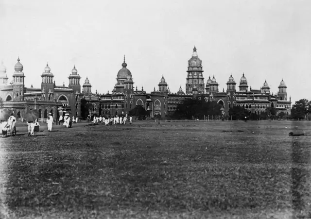 1927ஆம் ஆண்டு நவம்பர் மாதம் எடுக்கப்பட்ட இந்த புகைப்படத்தில் இருப்பது தற்போதைய சென்னை உயர்நீதிமன்றம்.