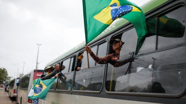 Mulher agita bandeira do Brasil após ser detidabet bwinBrasília