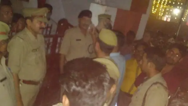 धर्मांतरण का विरोध करते लोग और वहां मौजूद पुलिस