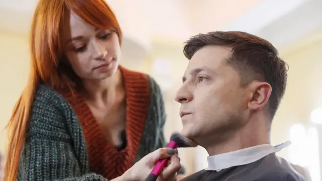 Volodymyr Zelensky sendo maquiado