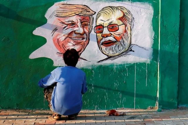 Житель Индии рисует на стене портреты Трампа и Моди