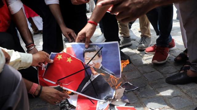 印度示威者焚烧中国国旗和领导人头像。