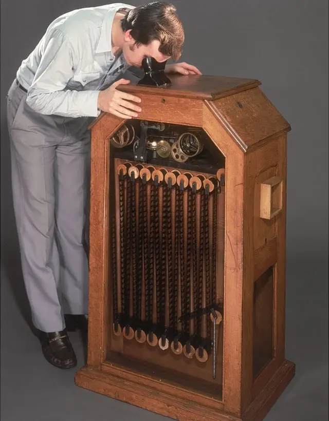 Hombre viendo película en cinetoscopio