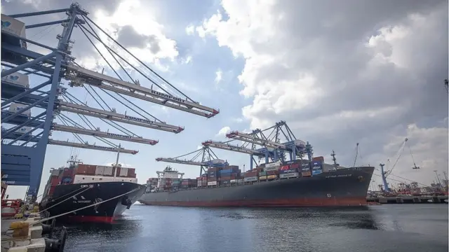 ఇస్తాంబుల్లోని అంబర్లీ పోర్ట్లో కంటైనర్ విభాగం