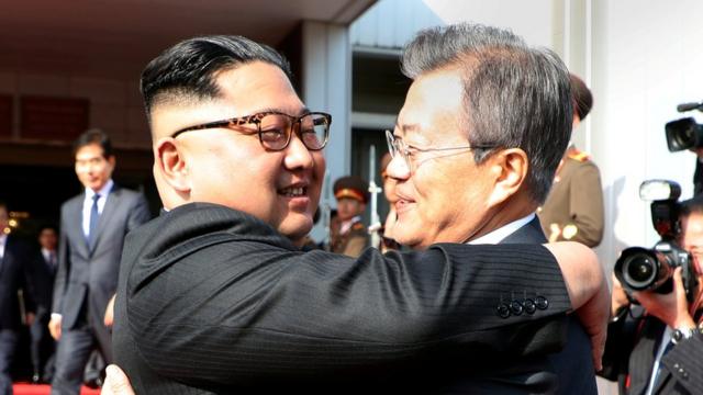 South Korean President Moon Jae-in bids fairwell to North Korean leader Kim Jong Un as he leaves after their summit at the truce village of Panmunjom