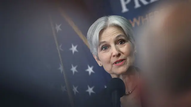 Jill Stein bayraklarla