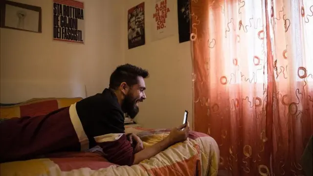 Освещение и угол камеры имеют ключевое значение во время видеозвонков, если вы хотите, чтобы ваш собеседник увидел вас в правильном свете