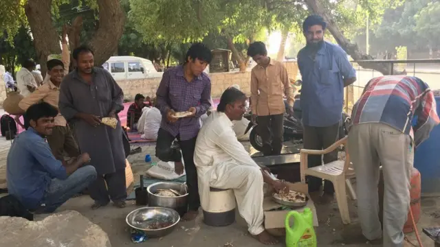 ભોજન લેતા માંગણીયારો