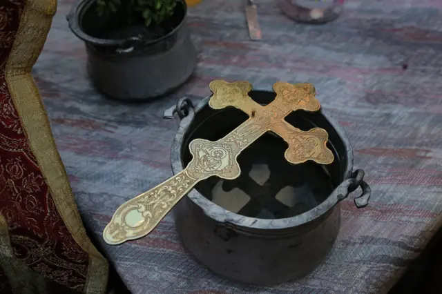 Krst i lonče sa svetom vodicom kojom sveštenici blagosiljaju vernike.Bugari čuvaju bogojavljensku vodicu tokom cele godine obzirom da se smatra da joj je rok trajanja neograničen.