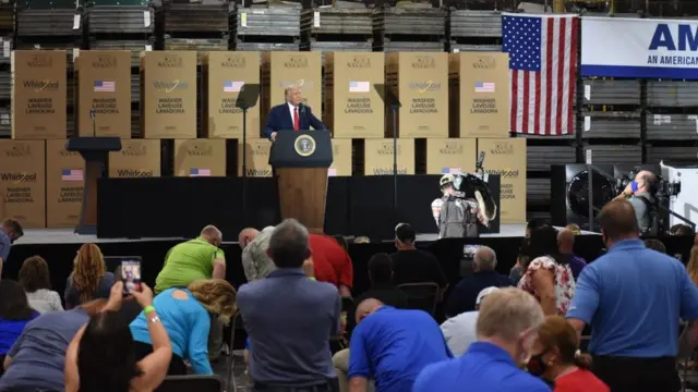 ترامب متحدثا في مصنع