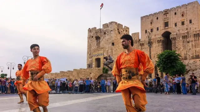 اشتهرت حلب بعشق سكانها للفنون الشعبية وبأنها قلب الثقافة الإسلامية