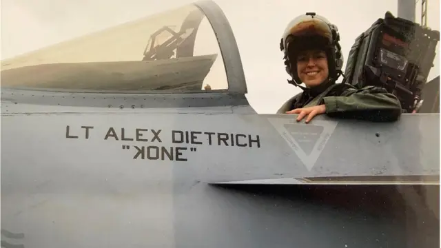 ဒုအုပ်မှူး အဲလက်စ် ဒီထရစ်ချ်