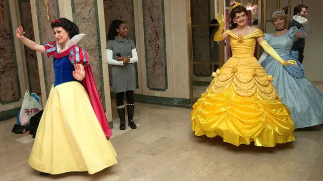 Blancanieves, Bella y Cenicienta son personajes más apegados a los roles tradicionales antiguos.