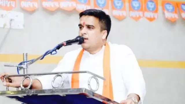 કૉંગ્રેસ અને આમ આદમી પાર્ટીએ હર્ષ સંઘવીના રાજીનામાની માગ કરી છે.