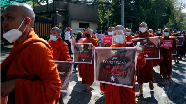 Các vị sư tham gia một cuộc biểu tình phản đối chính phủ quân đội hôm 13/2 tại Yangon