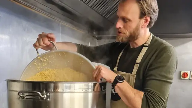 Olivier Ladus mengatakan sering berdiskusi dengan para juru masak soal menu tempe.
