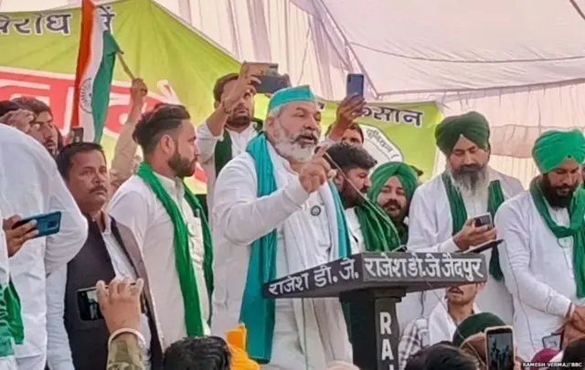 लखनऊ में हुई किसान महापंचायत के दौरान राकेश टिकैत भाषण देते हुए