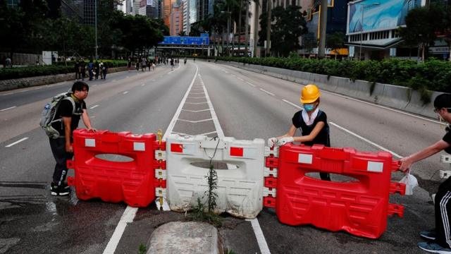 香港告士打道示威者搬动路旁水马拦断马路（21/6/2019）