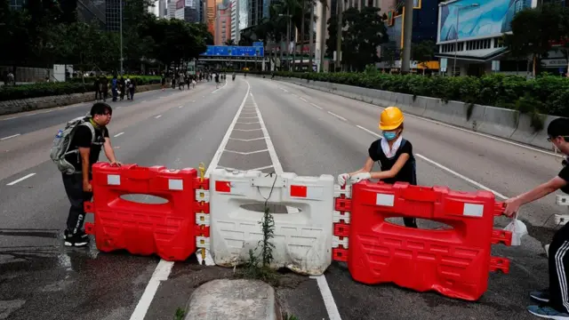 香港告士打道示威者搬动路旁水马拦断马路(21/6/2019)