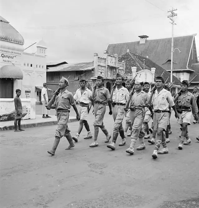 Laskar pemuda bersenjata menggelar parade di kota Malang, 1947.