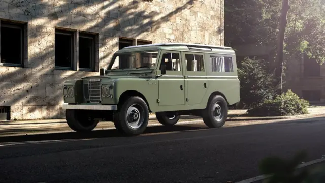 قیمت پایه لندروور کلاسیک با موتور الکتریکی ۱۸۵ هزار دلار است