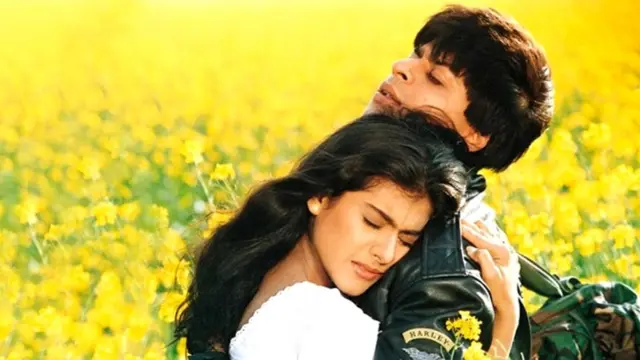 Кожаная куртка в стиле Harley Davidson на главном герое намекает на разлагающее влияние Запада на личность индийского парня