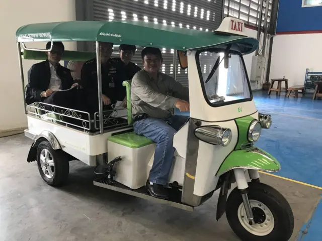 รถตุ๊กตุ๊กไฟฟ้า