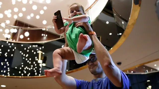 طفل رضيع ووالده