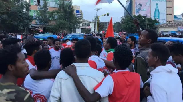 ኣብ ከተማ መቐለ ኣደባባይ ሮማናት ዝተኣኻኸቡ መናእሰይ ብደርፍን ጭፈራን ሓጎሶም ገሊጾም