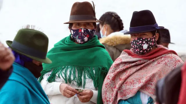 Ecuatorianas votando