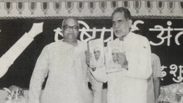 पूर्व प्रधानमंत्री चंद्रशेखर (दायें) के साथ प्रभाष जोशी