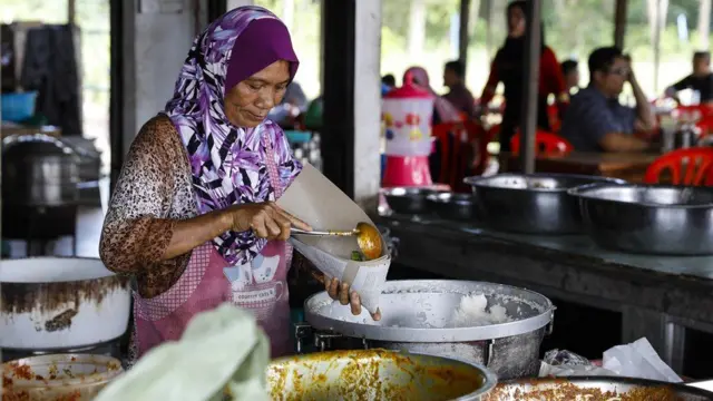 詹大婶的食品摊就在学校对面，卖各种小吃。